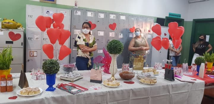 Escola Municipal de Santa Albertina faz homenagem do dia das mães para a sua equipe