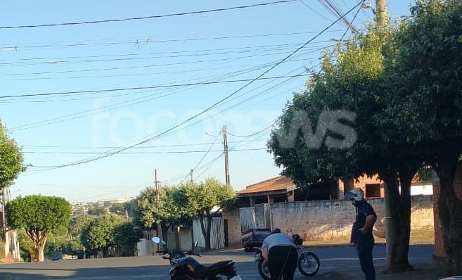 Motociclista se enrosca em fiação de poste solta e sofre acidente no Bairro Big Plaza em Jales