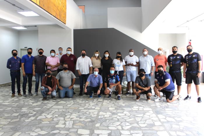 Times do Bem: em dia de lançamento, campanha solidária recebe a doação de 50 cestas básicas