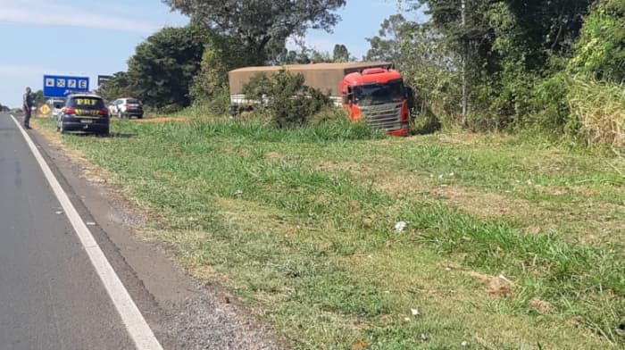 Caminhoneiro foge da polícia, causa perigo na rodovia e pula do veículo em movimento