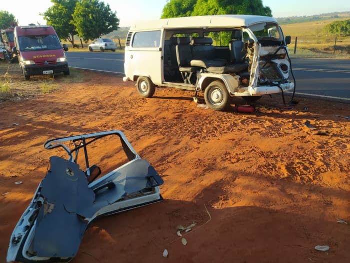 Kombi bate em vaca e mulher fica presa as ferragens