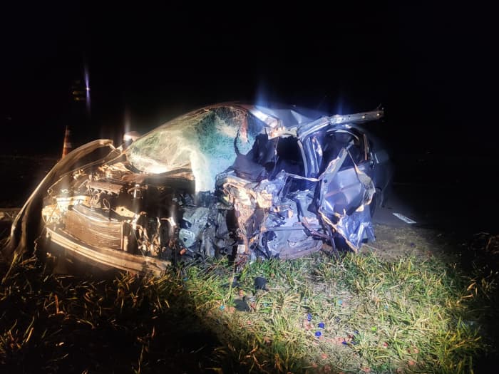 Batida entre carro e caminhão mata mulher na região