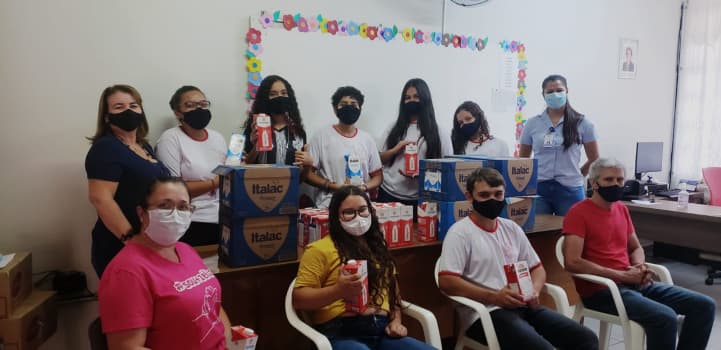Alunos da escola Zélia de Lourdes de Pontalinda doam leite para Santa Casa de Jales