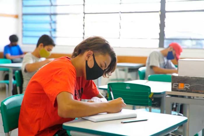 SP pagará R$ 1 mil para manter alunos do ensino médio na escola