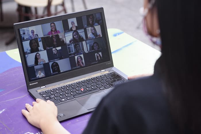 Conheça 4 impactos que o ensino à distância forçado pela pandemia pode trazer para jovens em início de carreira