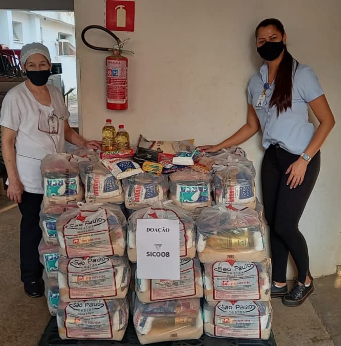 Cooperativa SICOOB doa 50 cestas da Live da Cantora Marília Mendonça para Santa Casa de Jales