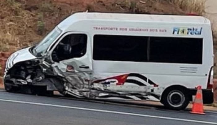 Duas pessoas ficam feridas em acidente entre três veículos em rodovia