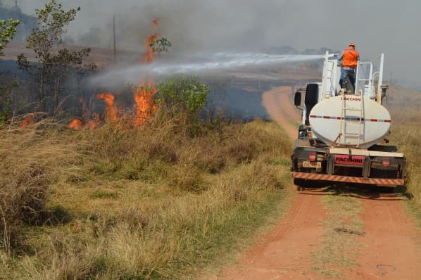 Incêndios são controlados por equipes da Defesa Civil em Fernandópolis