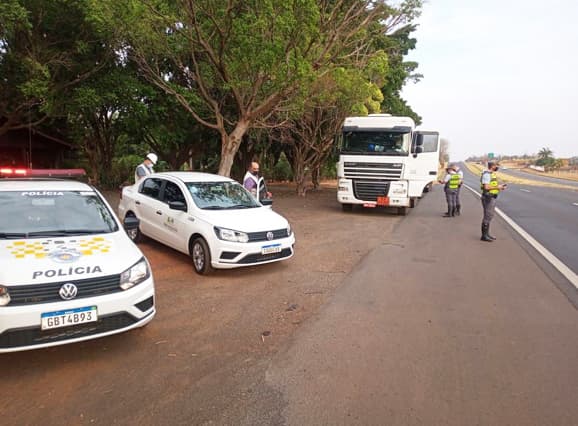 Ipem-SP fiscaliza veículos-tanque e cronotacógrafos na Rodovia Euclides da Cunha, em Jales
