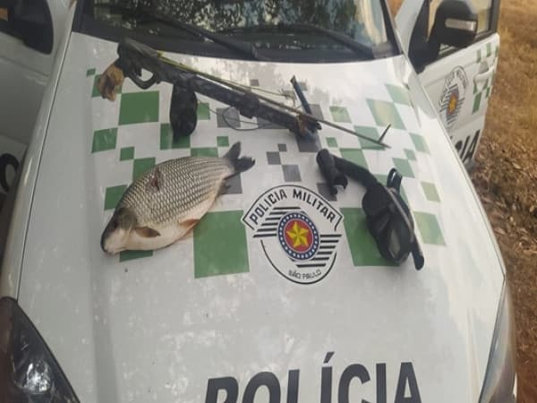 Pescadores são autuados por pescarem com método não permitido na região