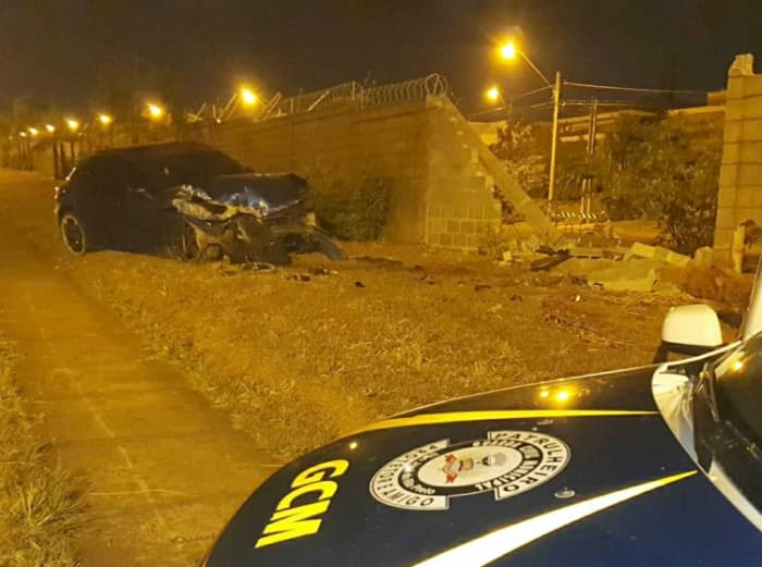 Empresário destrói muro de condômino após perder controle de Porsche