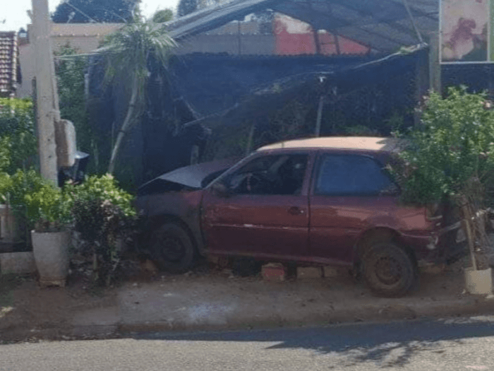 Vereador suspeito de embriaguez ao volante perde controle da direção e entra com carro dentro de floricultura