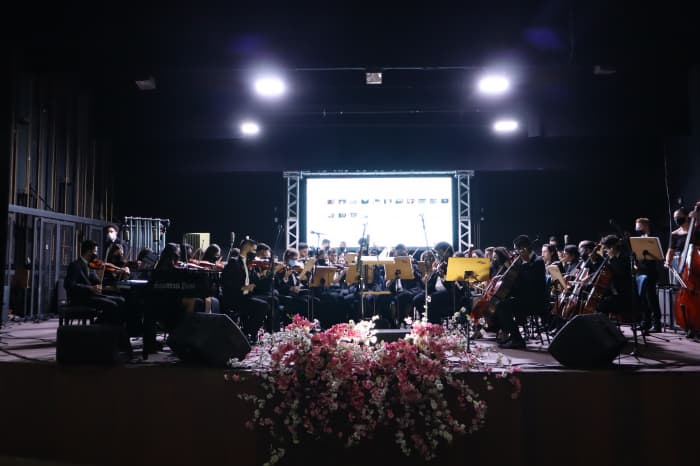 Milhares de pessoas prestigiaram a noite de quinta-feira que teve “Beatles in Concert” e “trem” iluminado