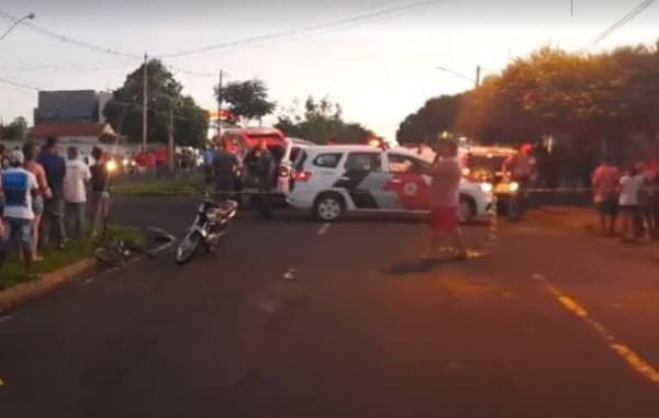 Motociclista morre após tentar desviar de pedestre e ser atingido por caminhão