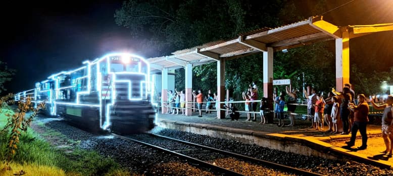 Pela primeira vez trem iluminado da Rumo passa por Urânia