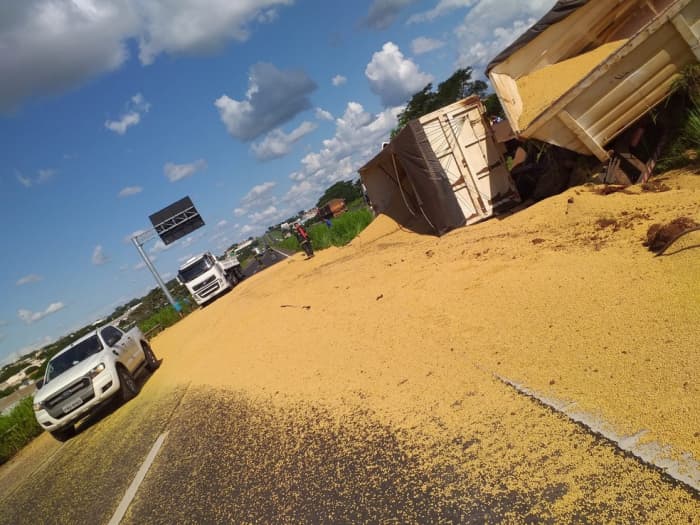 Caminhão carregado com soja tomba na Euclides da Cunha em Jales