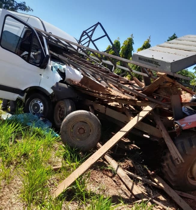 Homem morre após bater van na traseira de trator em vicinal
