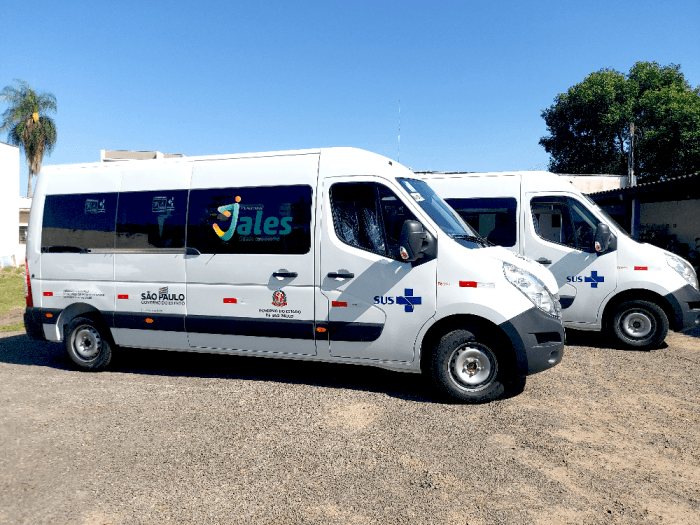 Jales recebe duas novas vans para transporte de pacientes