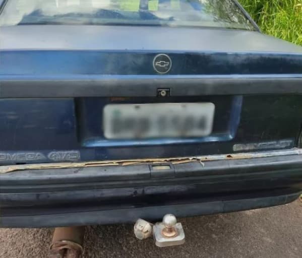 Polícia prende homem acusado de arrastar namorada presa em engate de carro
