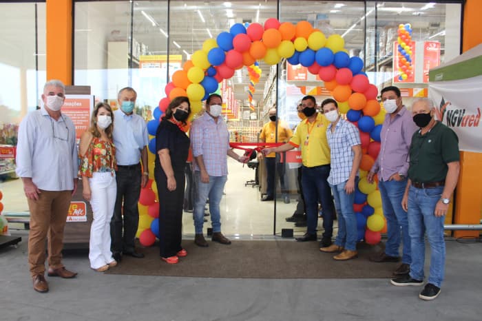 Prefeito Luis Henrique e vice Marynilda visitam super atacado inaugurado em Jales que gerou 230 novos empregos