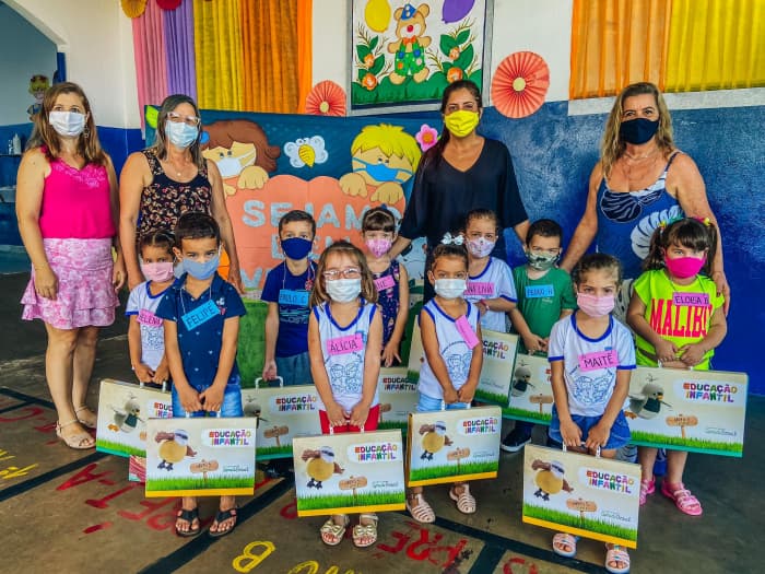 Secretaria de Educação de Urânia entrega material apostilado aos alunos da rede municipal de ensino