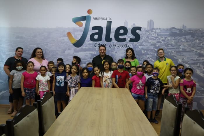 Alunos da rede municipal de ensino visitam o Museu Histórico de Jales e são surpreendidos pelo prefeito Luis Henrique e convite para conhecerem o gabinete