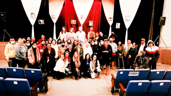 Grupo do Cras de Urânia visita Teatro de Jales e prestigia peça teatral em alusão a Campanha Agosto Lilás