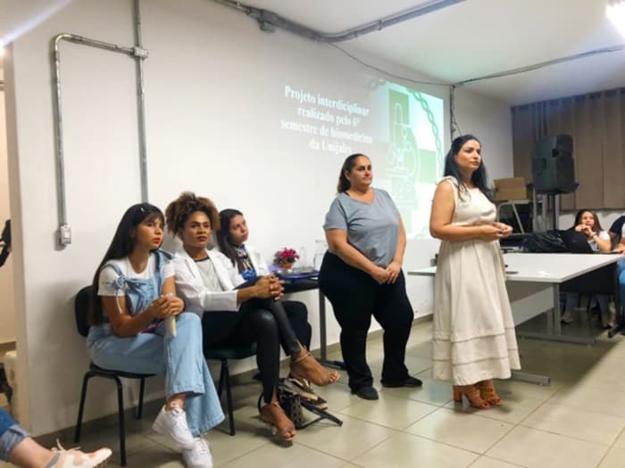 Alunos de Biomedicina do UNIJALES ministram palestra sobre monkeypox na EE Dr. Euphly Jalles