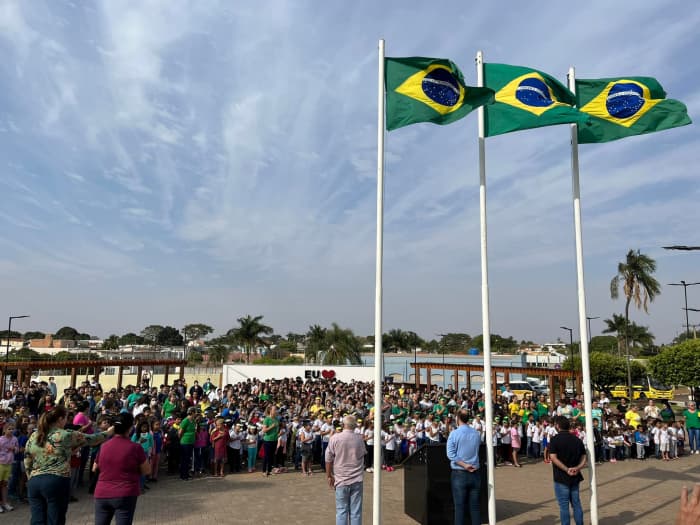 Hasteamento da bandeira do Brasil marca semana da pátria em Urânia