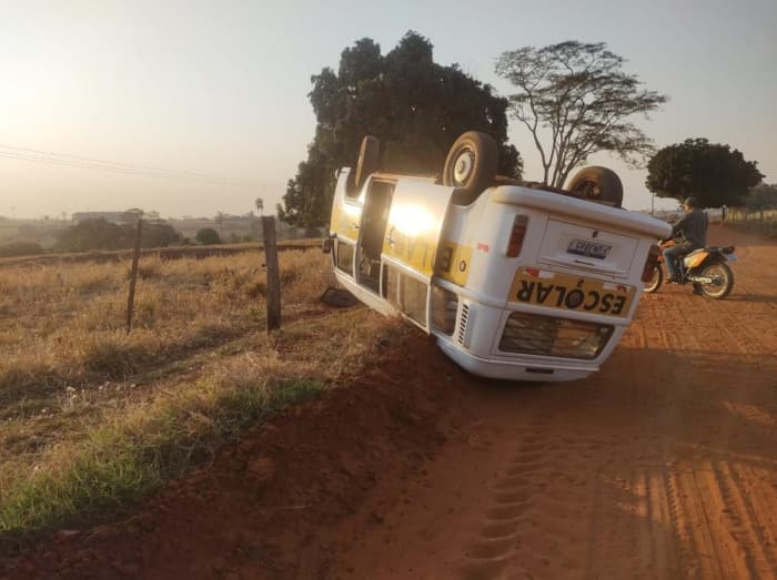 Kombi capota com alunos em estrada rural