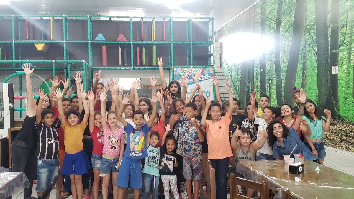 Crianças inseridas em projetos sociais do município se divertem na semana das crianças