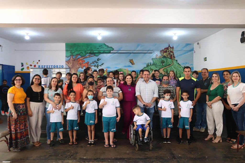 Prefeitura de Jales entrega cerca de 19 mil uniformes escolares para alunos da rede municipal de ensino