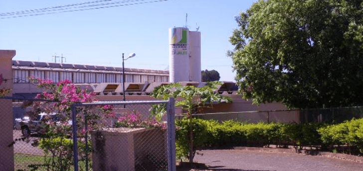 Prefeitura se compromete a realizar limpeza de quadra do Caic