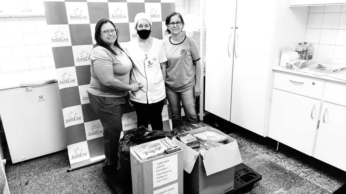 Alunos do 5ºano da Escola Municipal de Marinópolis doam alimentos e tampinhas para Santa Casa