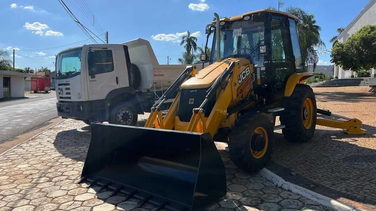 Prefeitura de Urânia recebe dois veículos zero quilômetro