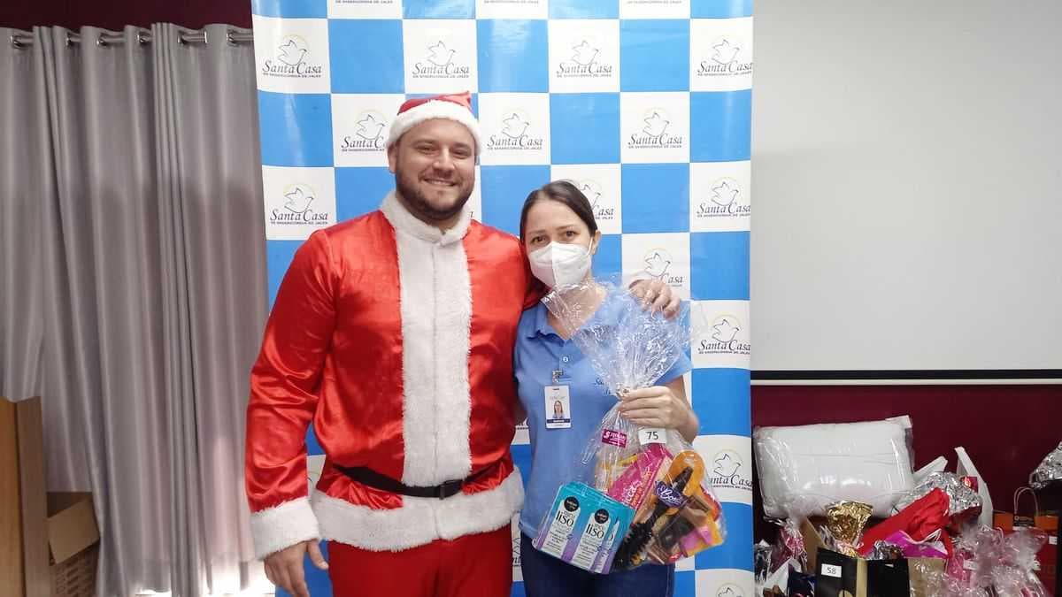 Colaboradores da Santa Casa de Jales recebem brindes da ação “Natal Especial”