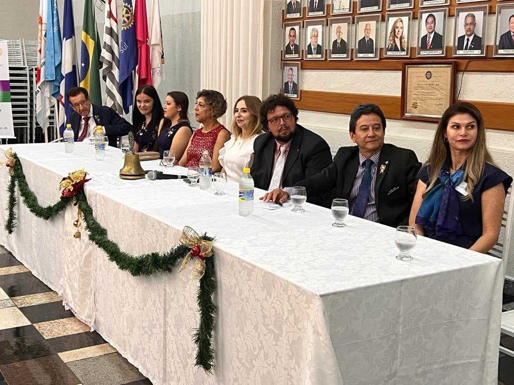 Rotary Club de Santa Fé do Sul celebra visita do casal governador do Distrito 4480 e empossa cinco novos sócios