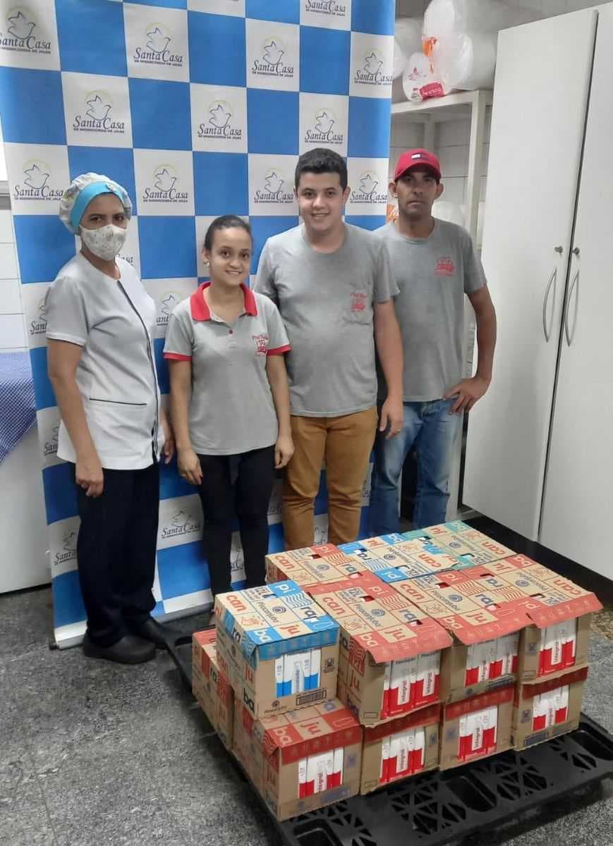 Colaboradores da Piuí Festas ganham na quadra da mega da virada e doam todo o valor em leite para Santa Casa de Jales