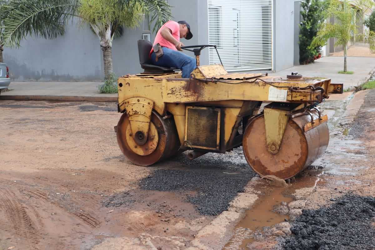 Paralelo ao maior programa de recuperação asfáltica do município, Prefeitura realiza operação tapa buracos