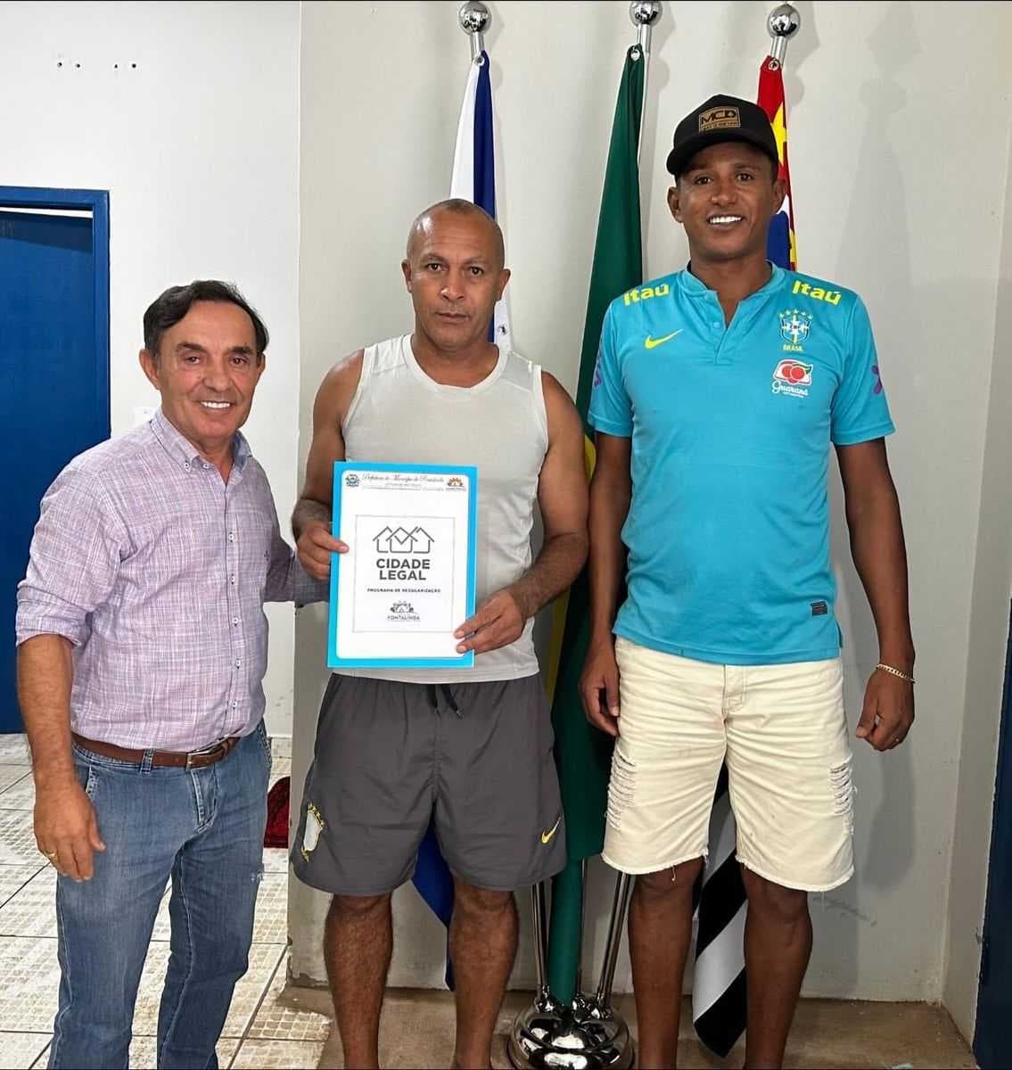 Prefeitura entrega escrituras de regularização fundiária para moradores do Bairro Candiba