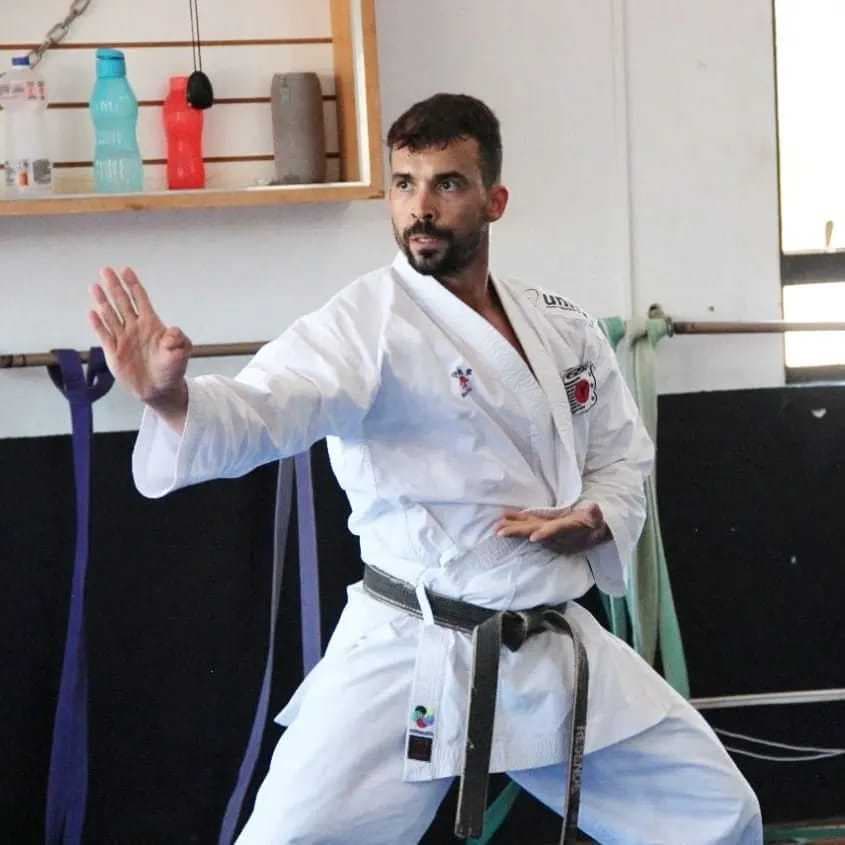 Câmara de Jales homenageia professor de karatê Edson Resende