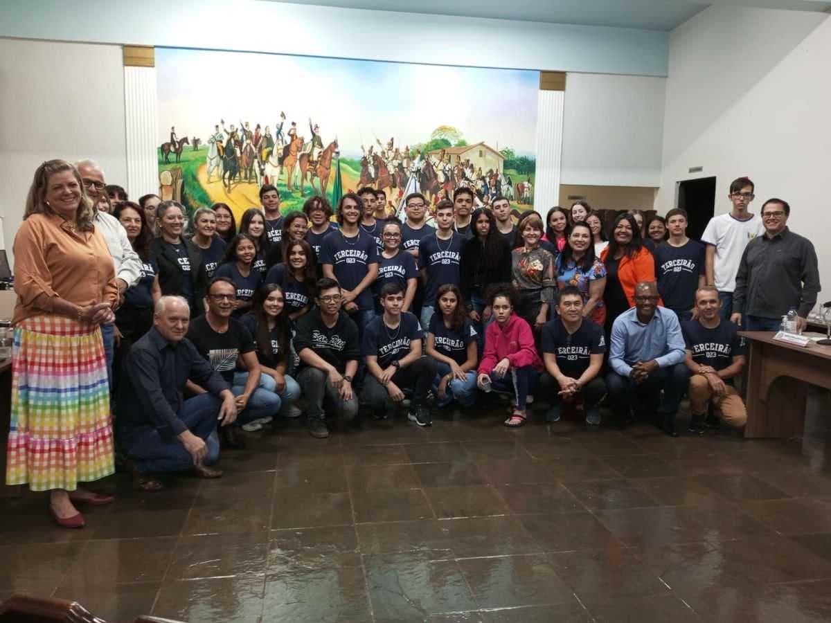 Alunos da E.E. Akio Satoru participam de evento na Câmara de Urânia