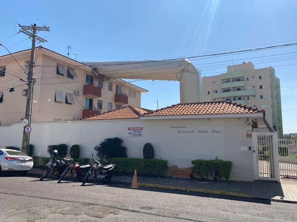 Caixa d'água que caiu em cima de prédio e destruiu apartamento é retirada por guindastes
