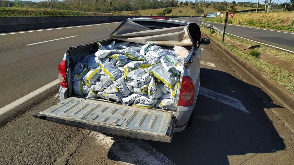 Polícia Rodoviária de Jales apreende carro com agrotóxicos e herbicidas contrabandeados na Ponte Rodoferroviária