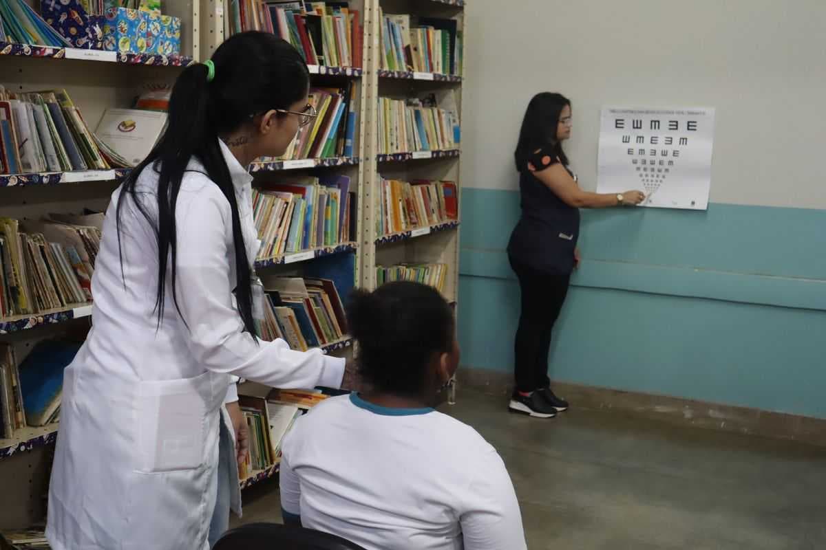 Equipe de saúde do postinho do Roque Viola realiza atendimentos em escola