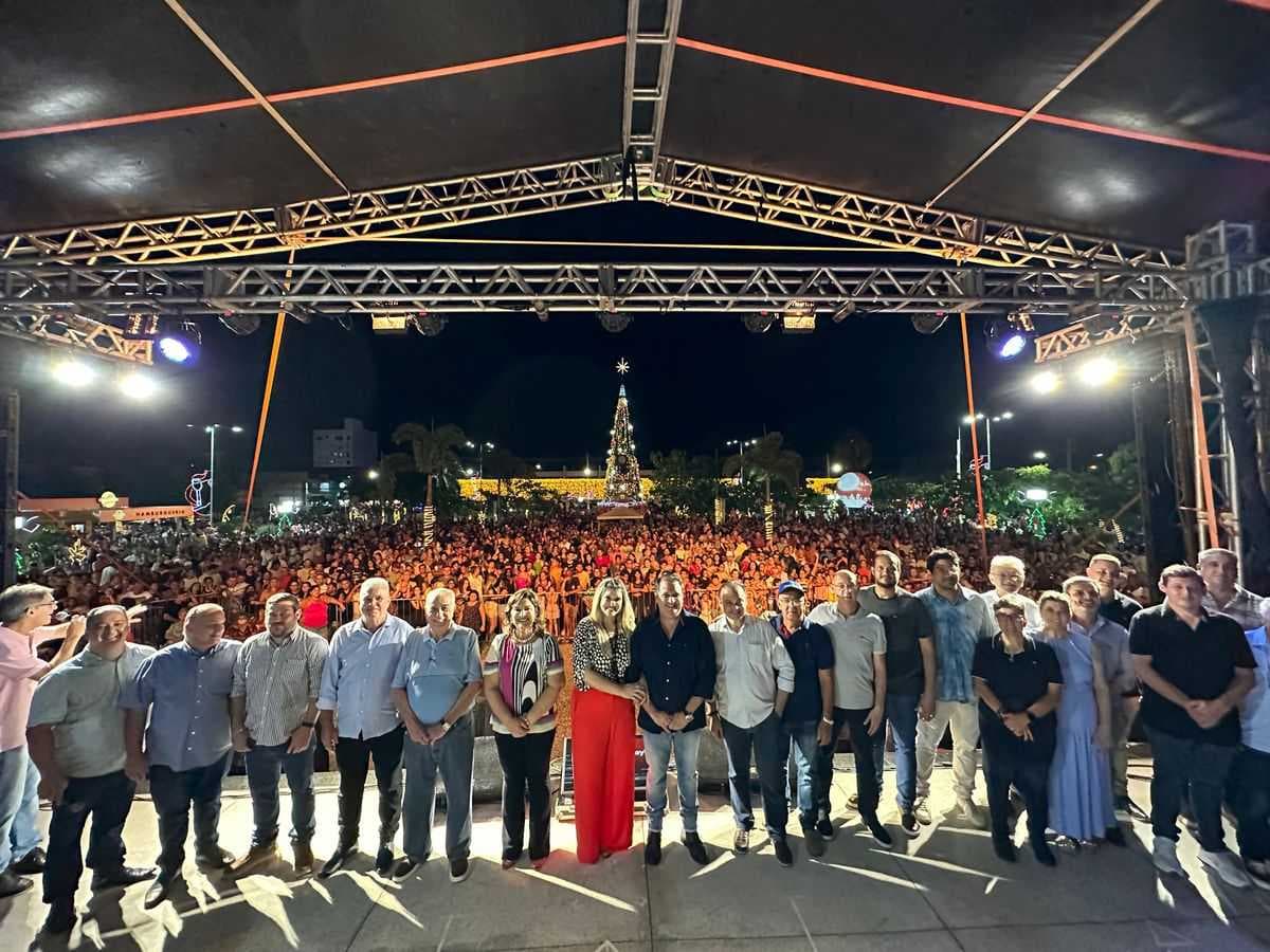 Jales inaugura decoração natalina 2023 com a presença de milhares de pessoas e show
