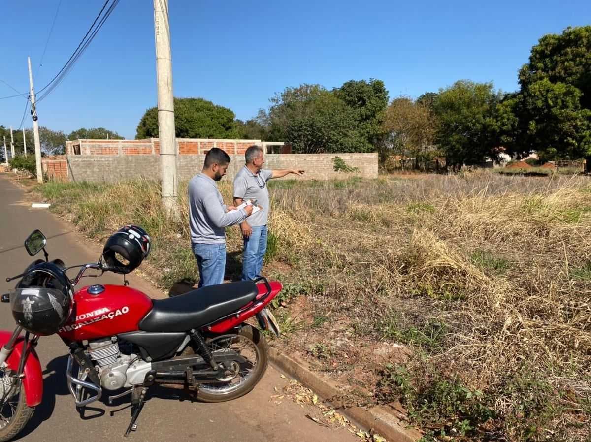 Fiscais de postura da Prefeitura de Rubineia notificam terrenos baldios
