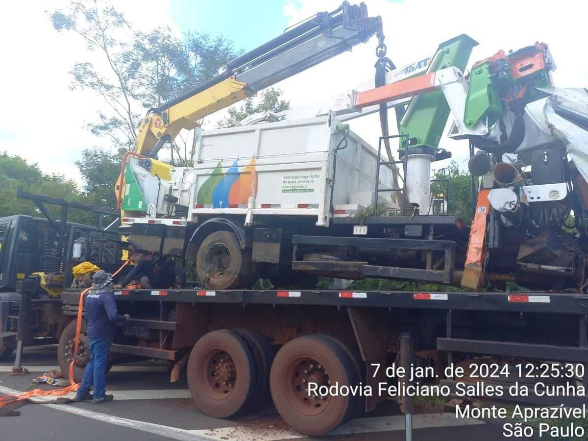 Mulher morre em acidente entre carros e caminhão em rodovia da região