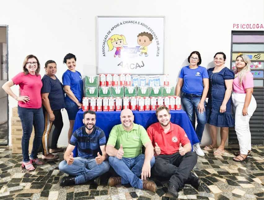 AACAJ recebe 231 litros de leite doados por Grupo de Voluntários da Elektro