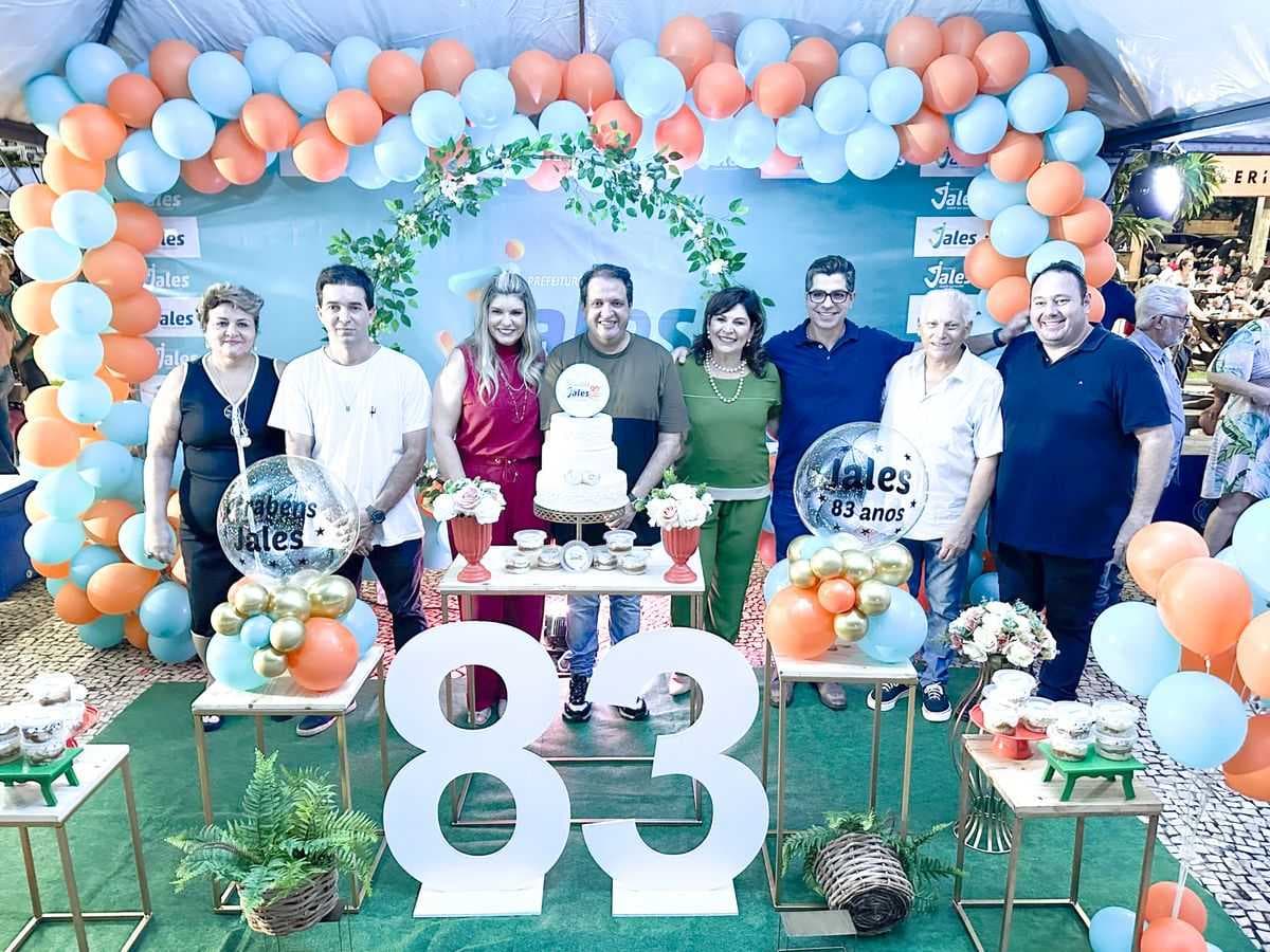 Distribuição de bolo, diversão e apresentações marcaram a festa de aniversário de 83 anos de Jales na Praça Dr. Euphly Jalles